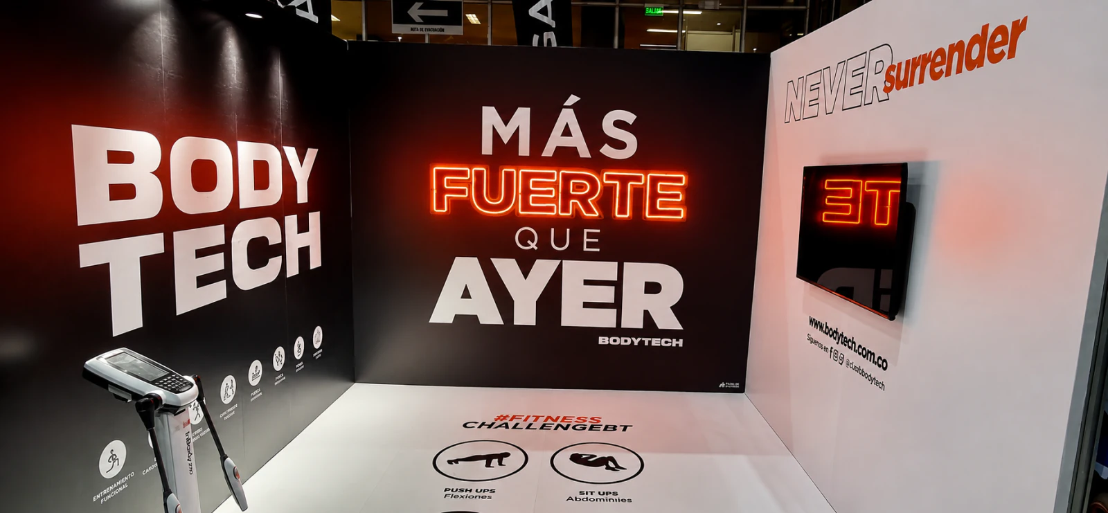 Experiencia de marca Bodytech con gráfica de gran formato y aviso luminoso