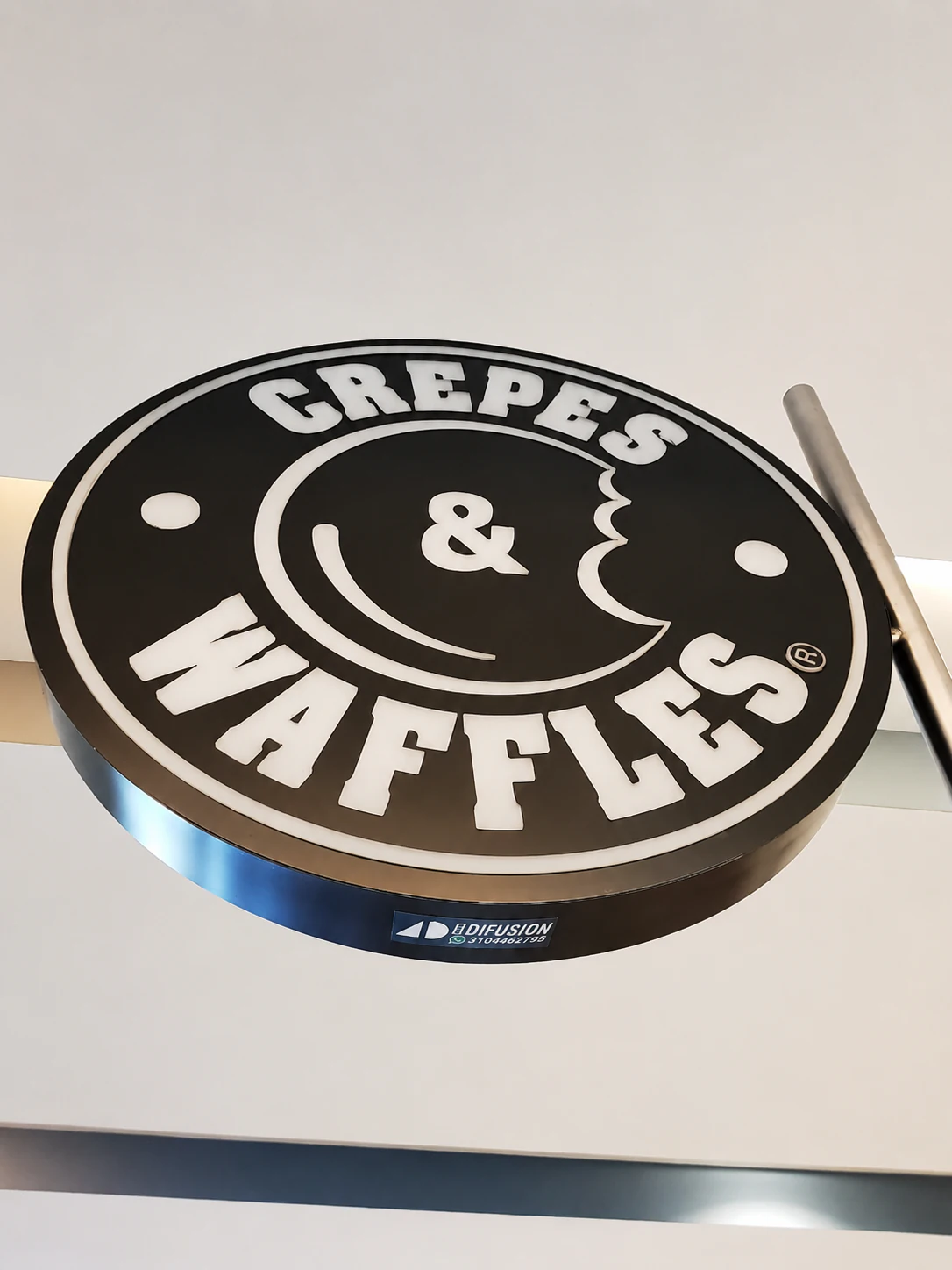 Aviso circular corpóreo de Crepes and Waffles