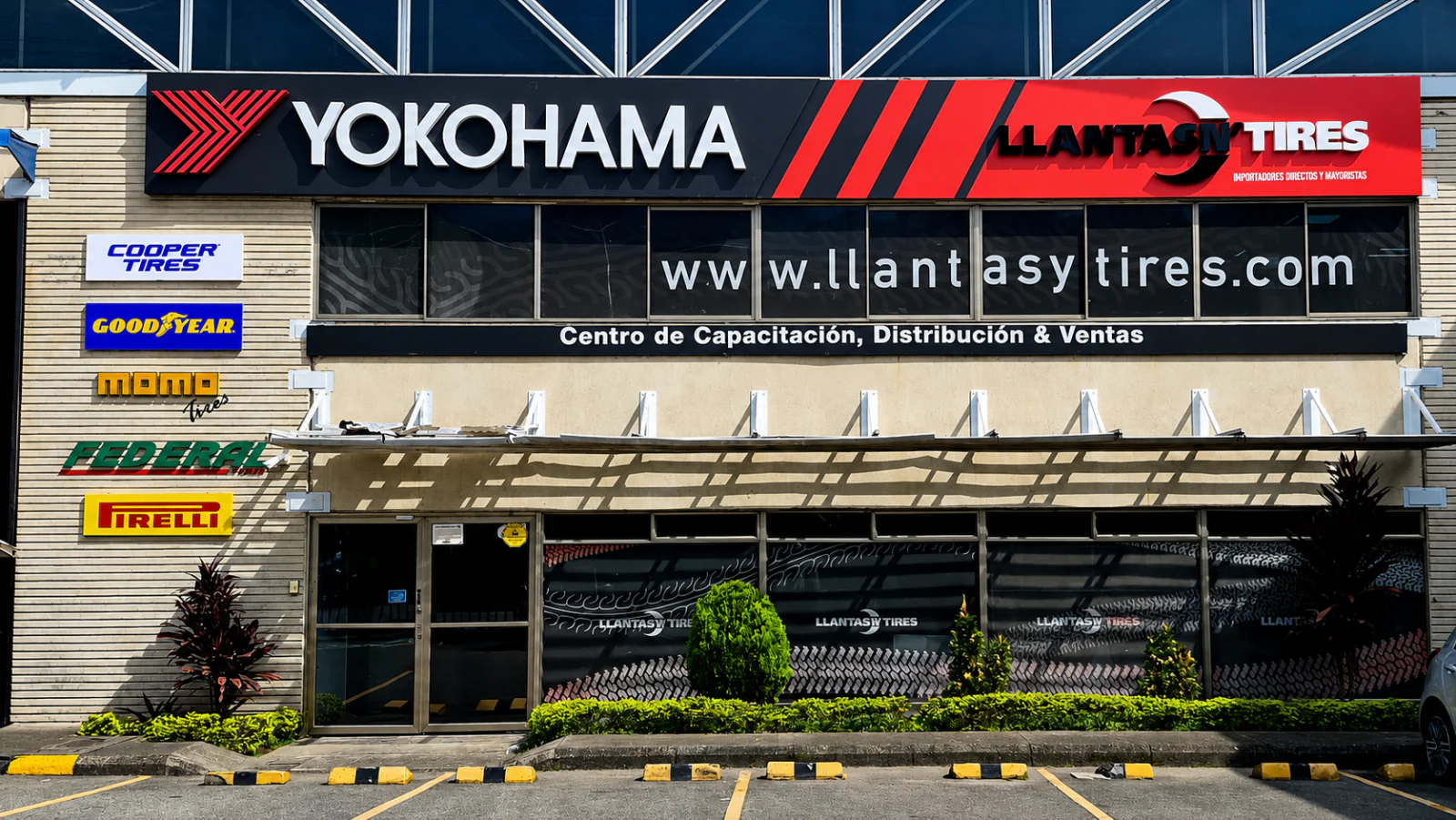 Fachada comercial de Yokohama y Llantas y Tires con avisos fabricados e instalados