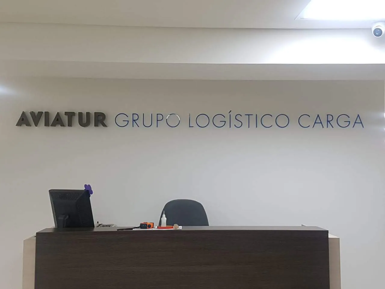 Logotipo corpóreo de Aviatur instalado en recepción