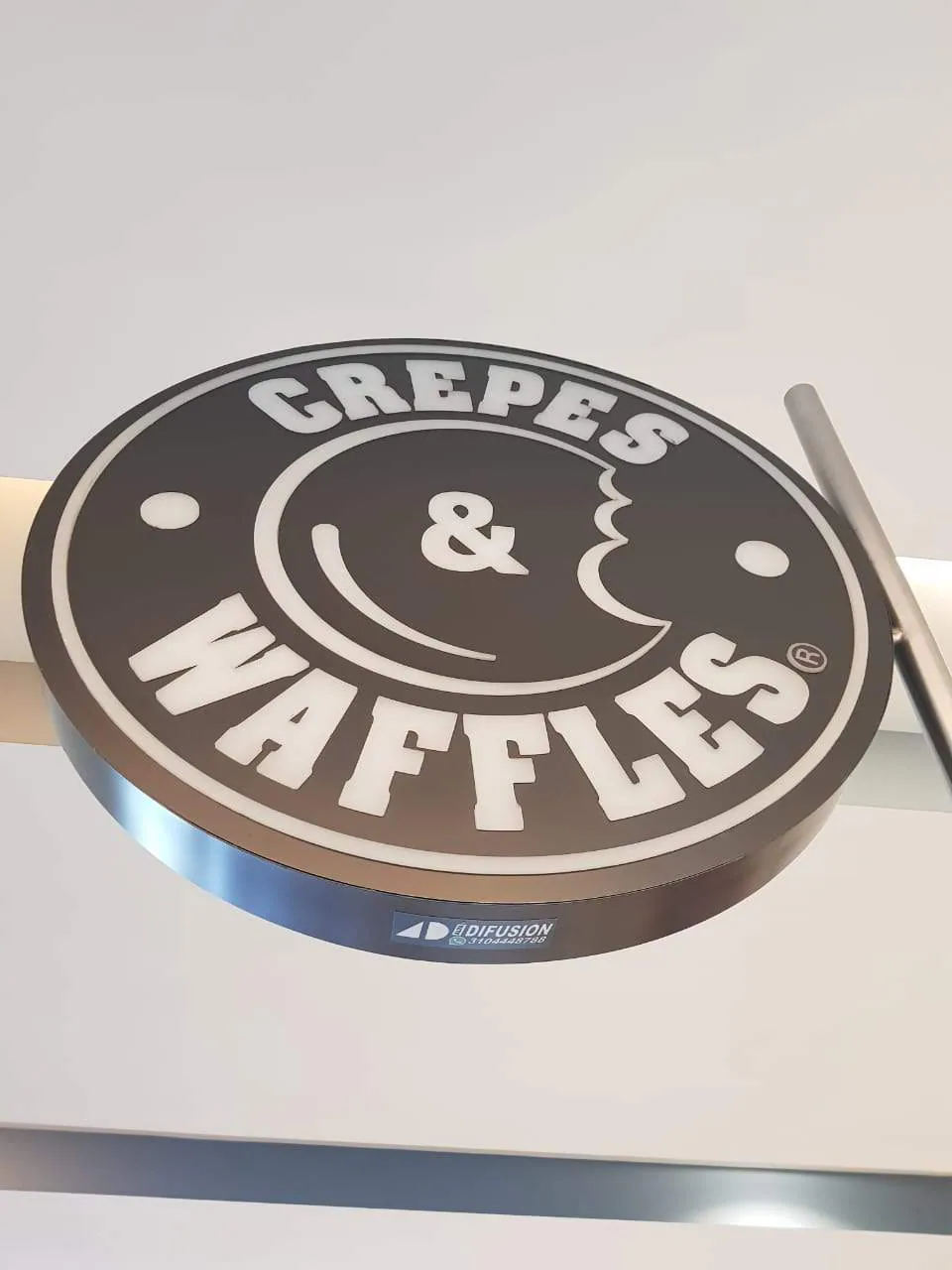 Aviso circular corpóreo de Crepes and Waffles