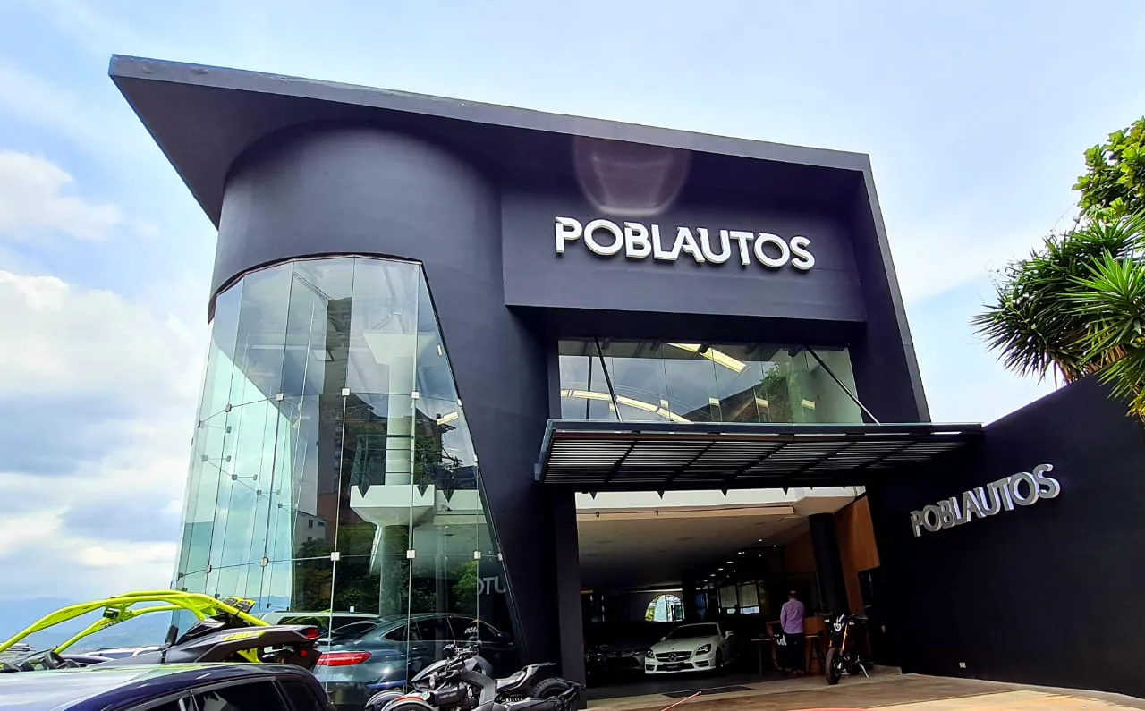 Fachada negra de Pobl Autos con avisos corpóreos