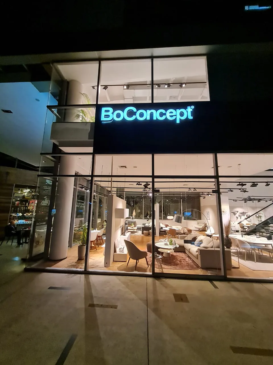 Aviso luminoso BoConcept en fachada nocturna
