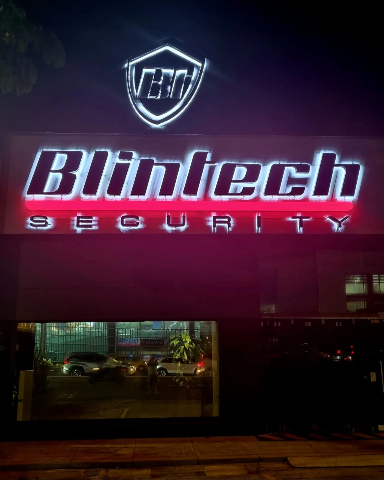 Aviso luminoso de Blindtech Security visto de noche