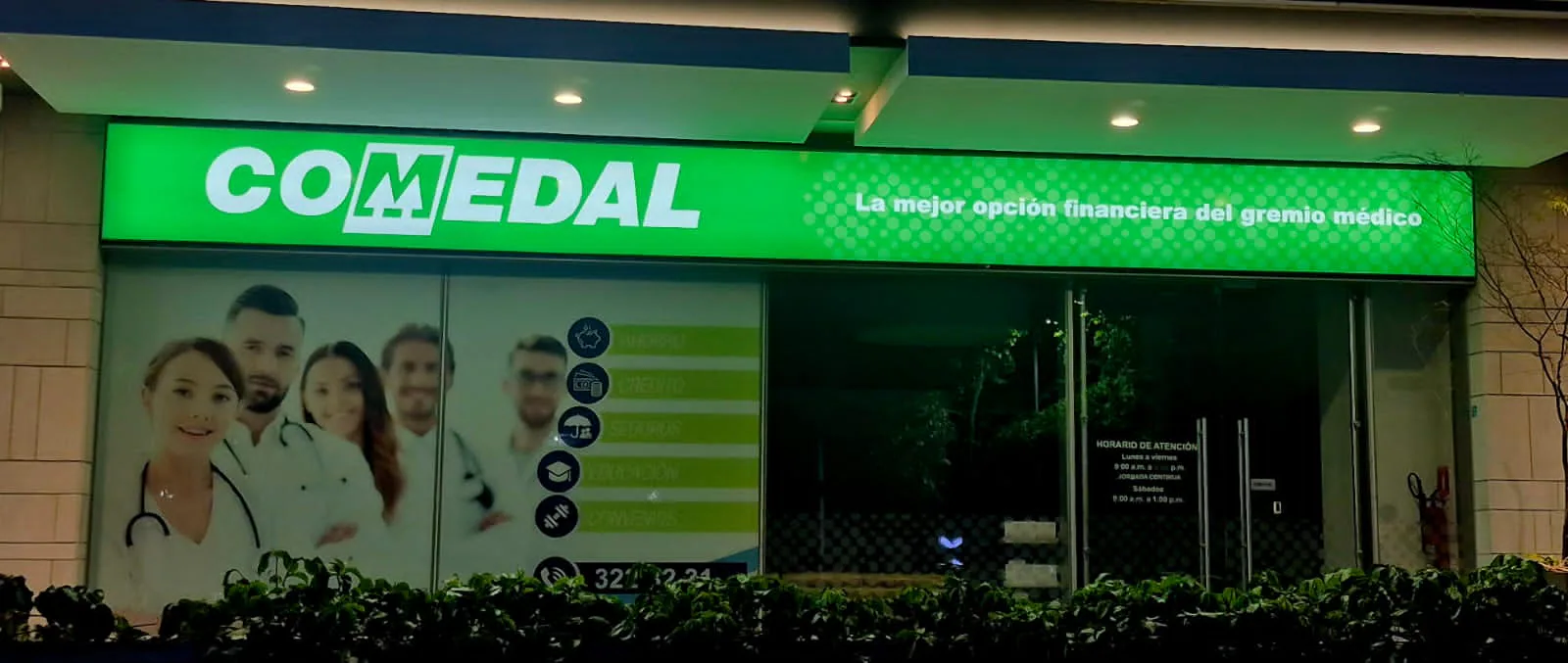 Fachada de Comedal con caja de luz y gráfica en vitrina