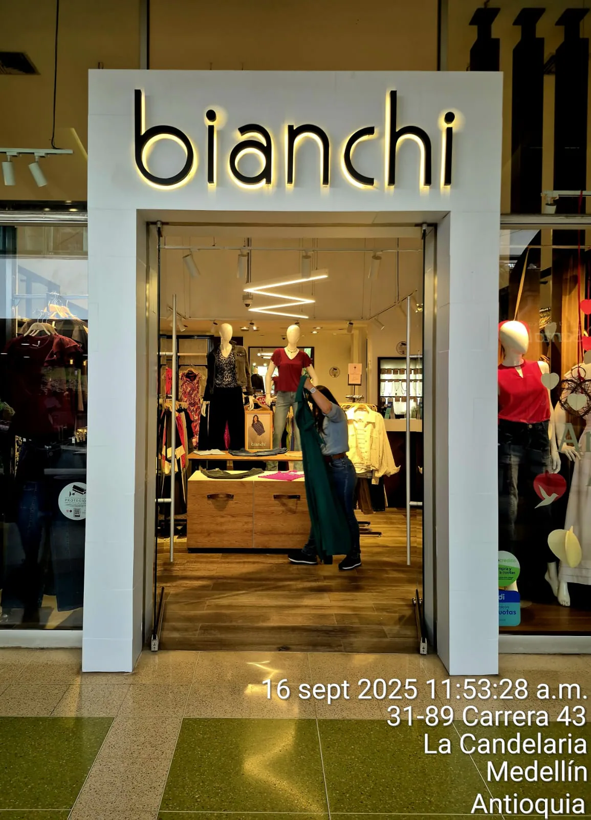 Acceso a tienda Bianchi con letras iluminadas