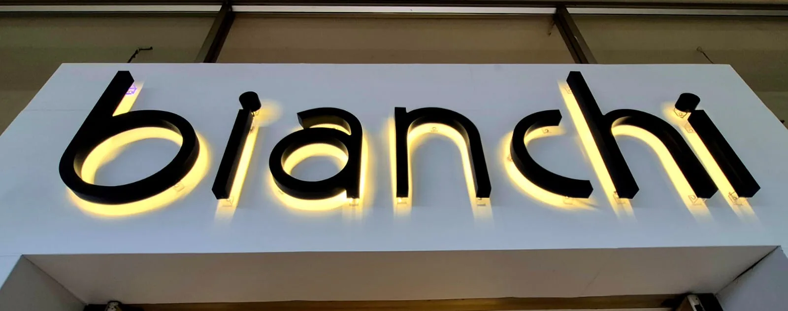 Detalle de letras Bianchi con iluminación posterior