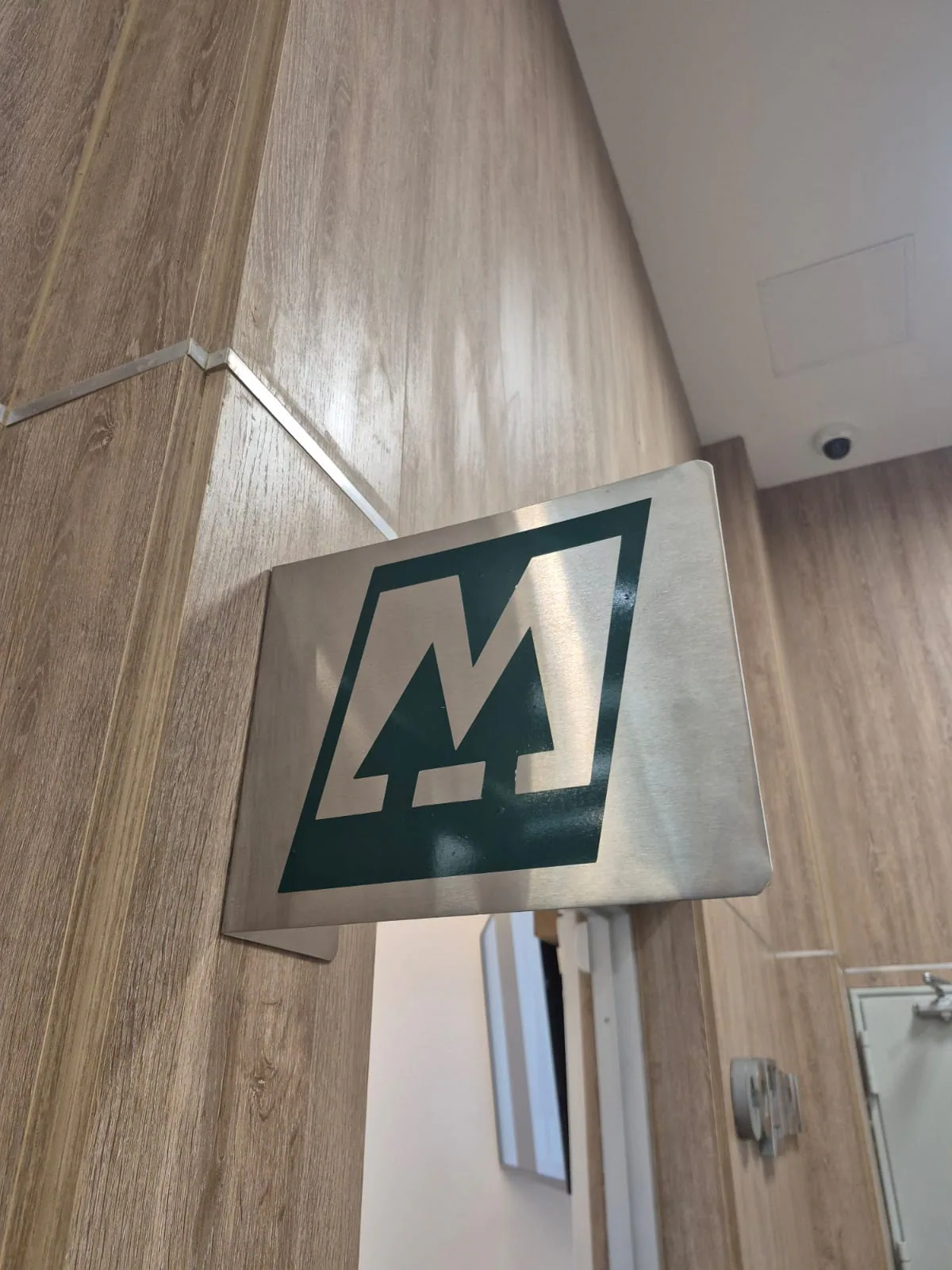 Señalización interior fabricada en metal