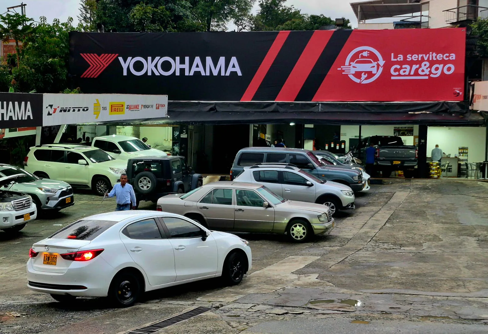 Fachada de serviteca Car and Go con aviso Yokohama