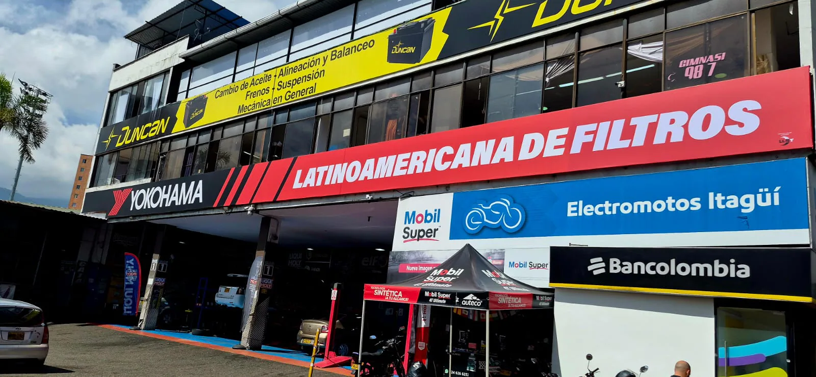 Conjunto de avisos comerciales instalado en fachada