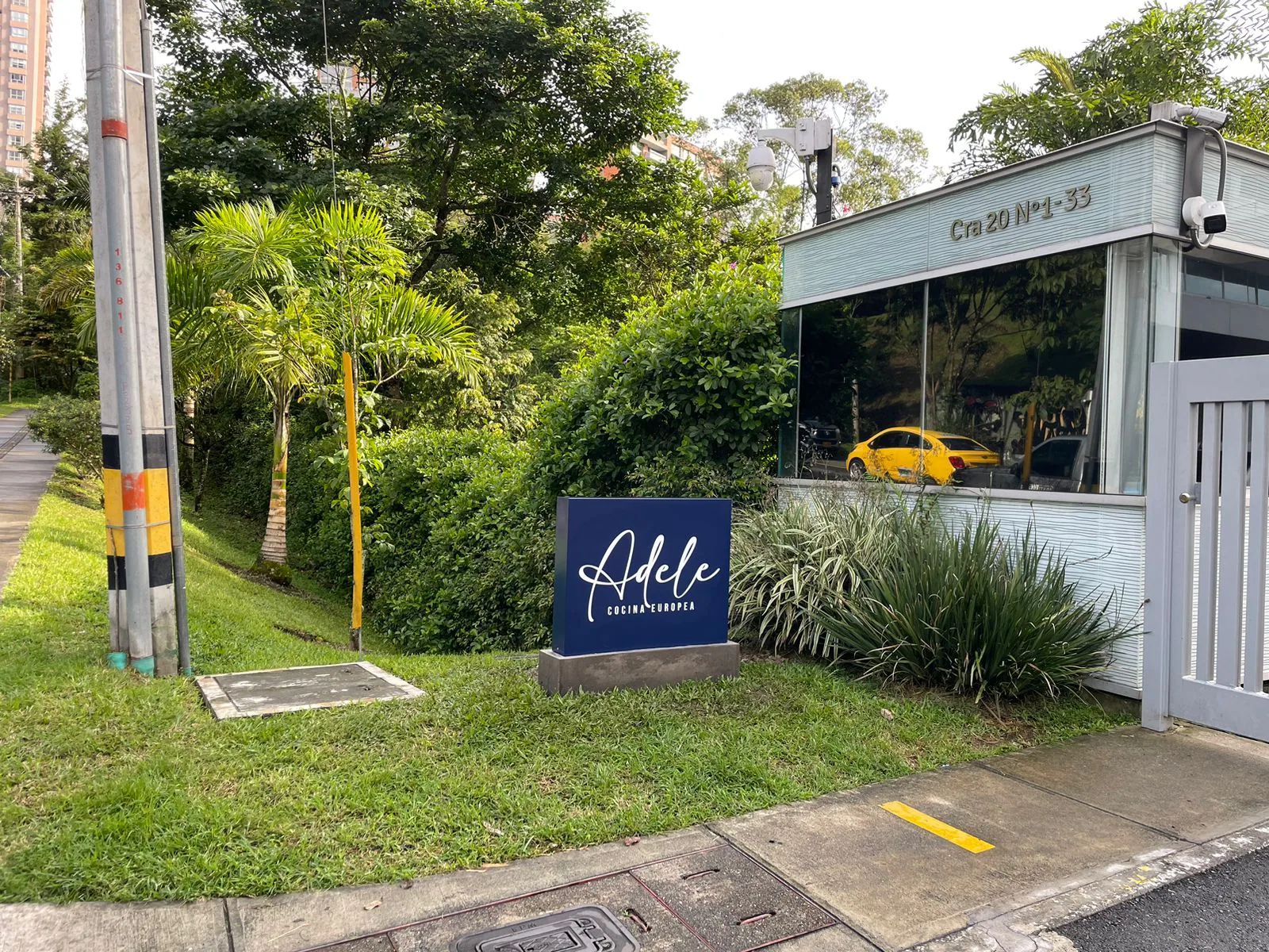 Aviso exterior de Adele Cocina Europea junto a portería