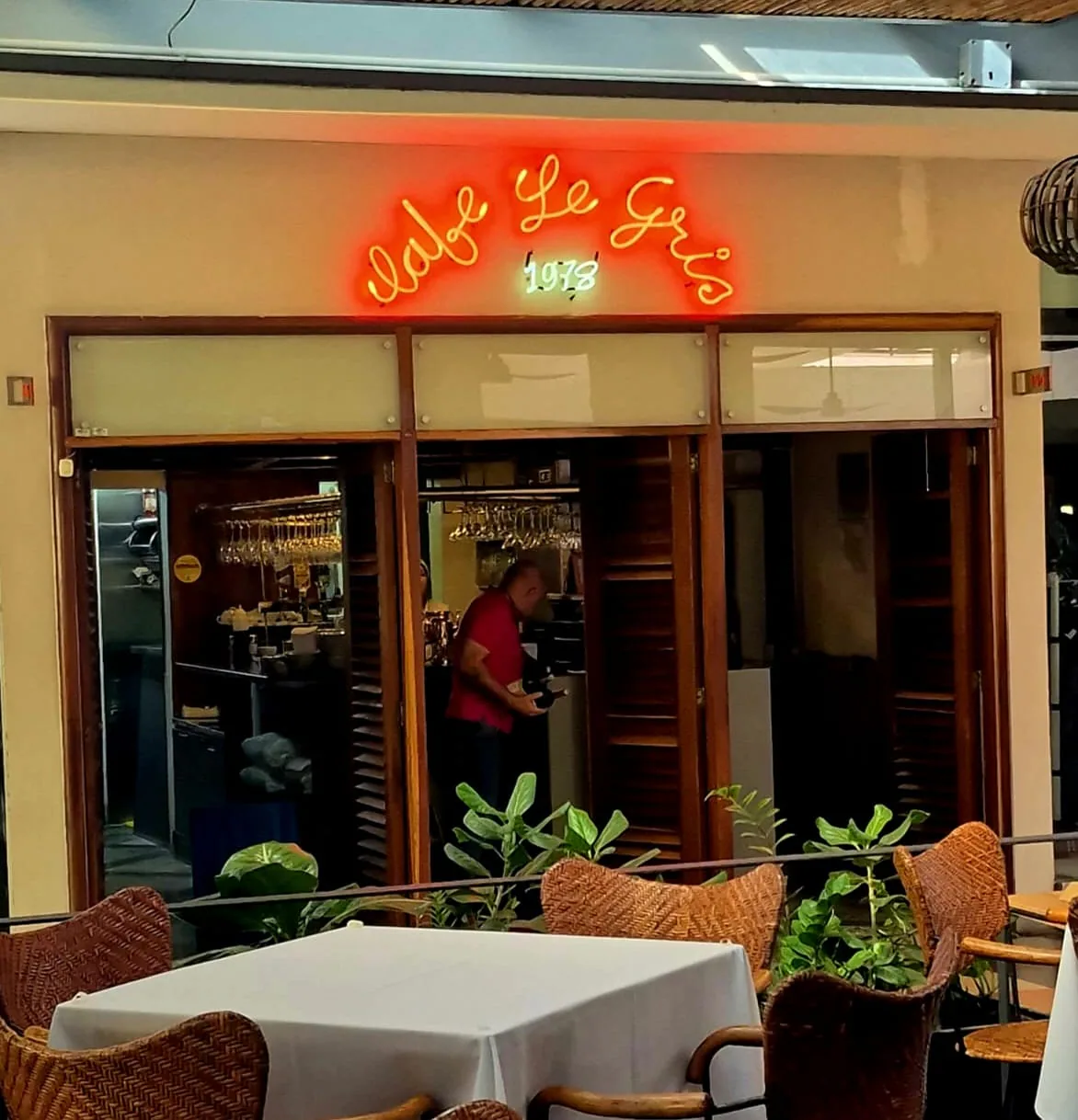 Aviso de neón cálido de Café Le Gris