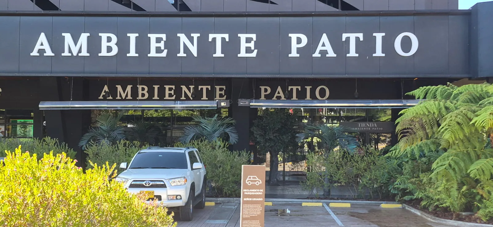 Fachada de Ambiente Patio con letras corpóreas