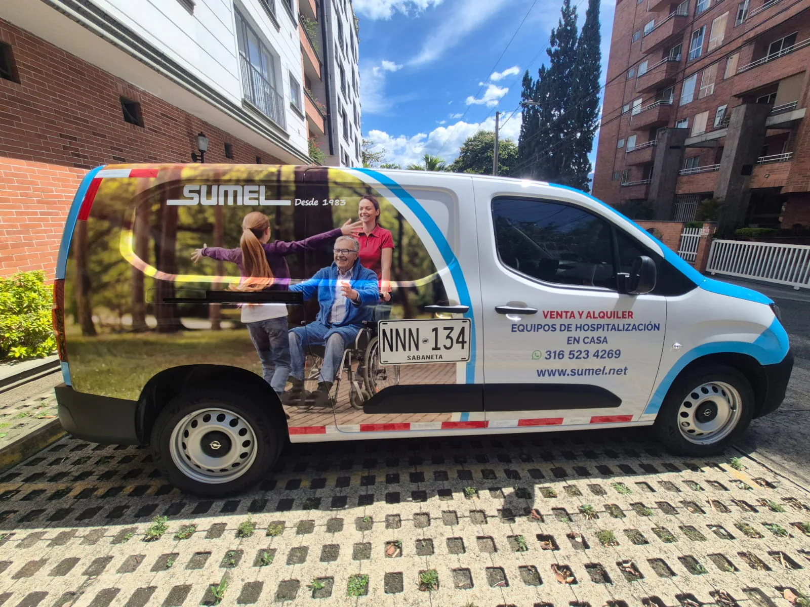 Vehículo Sumel con branding integral