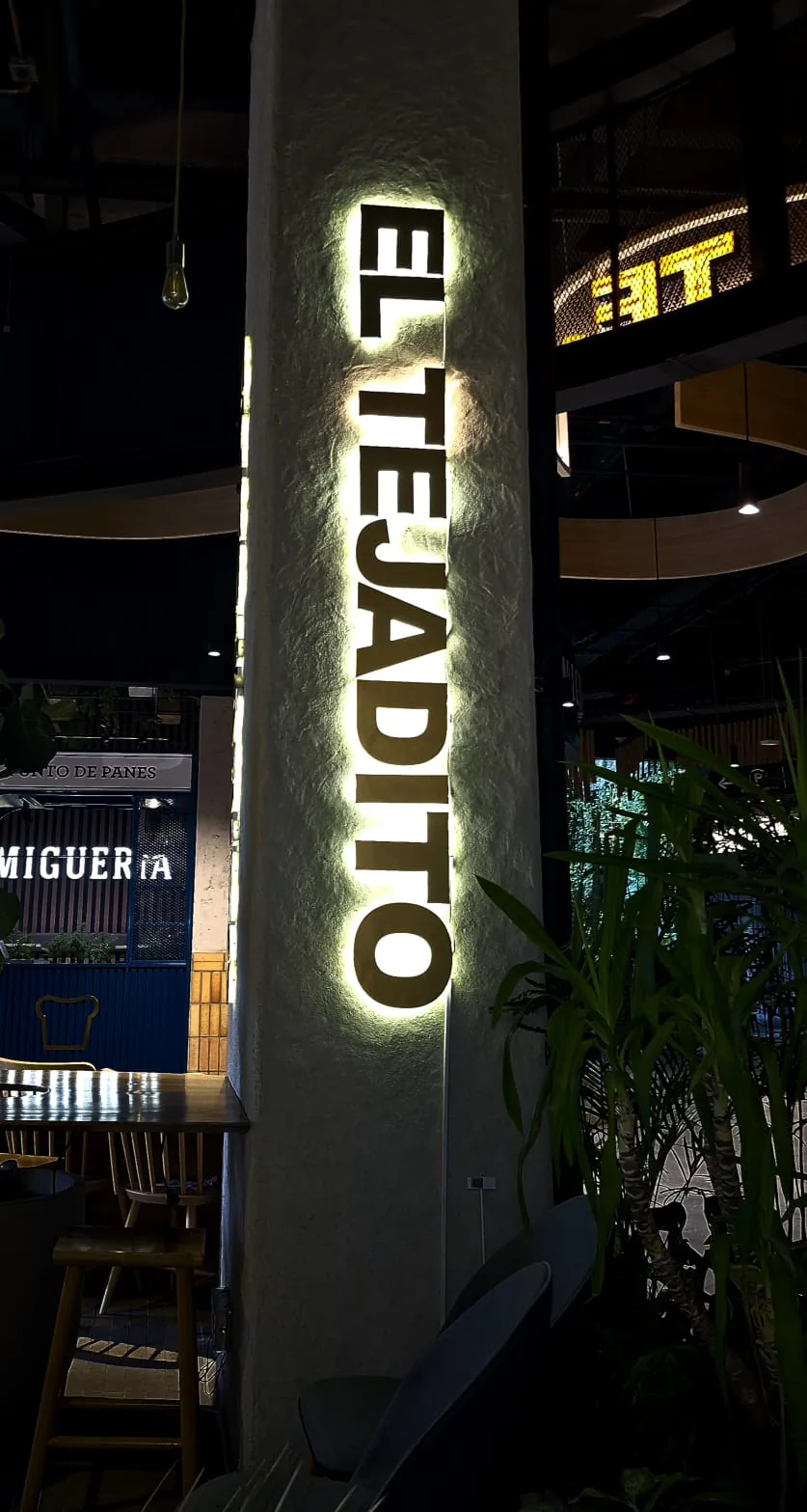 Letras verticales iluminadas de El Tejadito