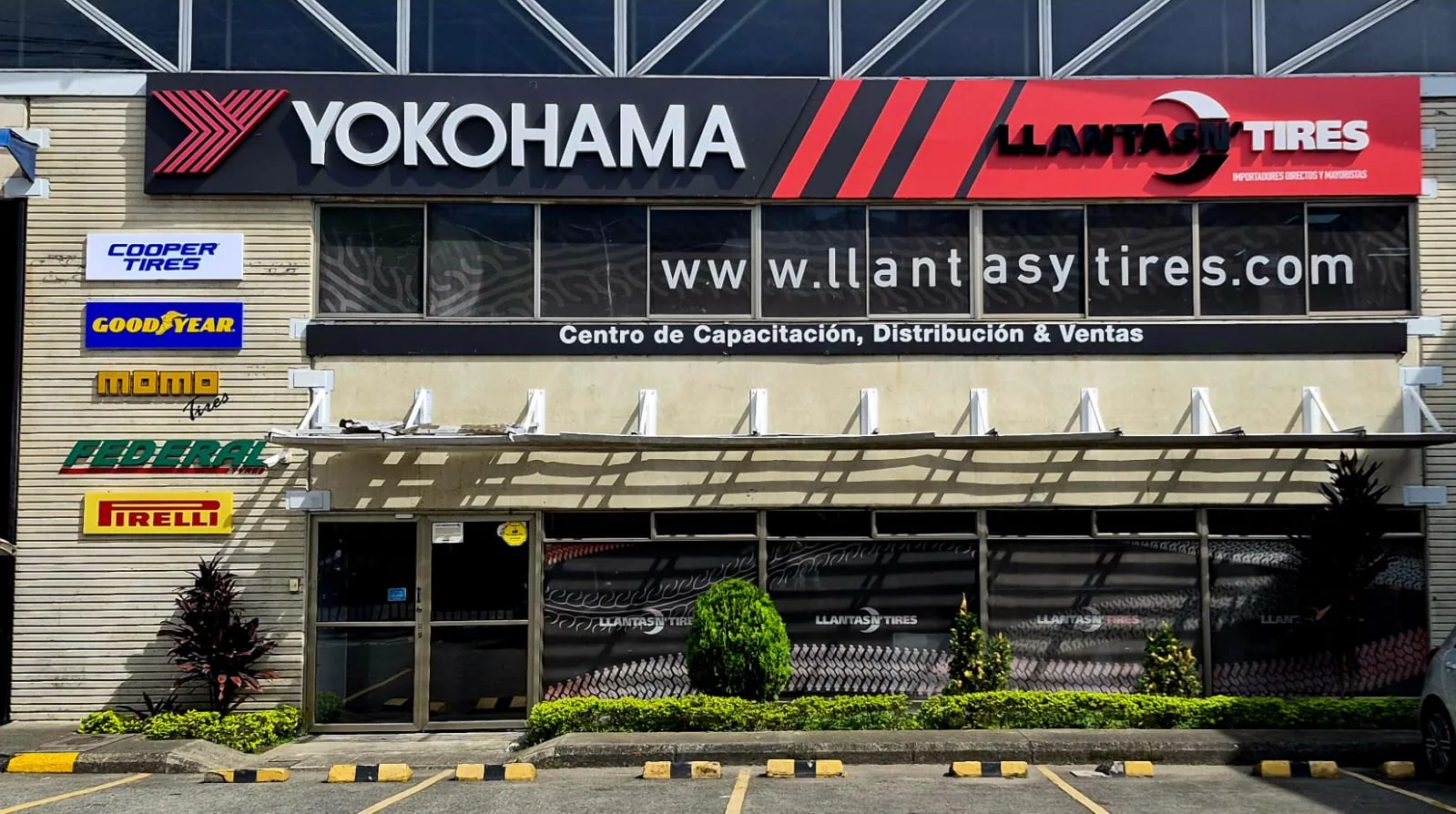 Fachada Yokohama y Llantas N Tires