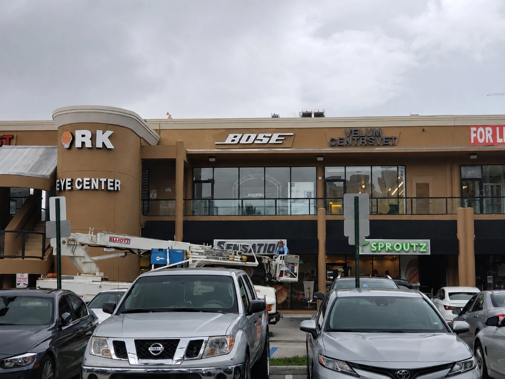 Instalación de aviso comercial corpóreo para Bose