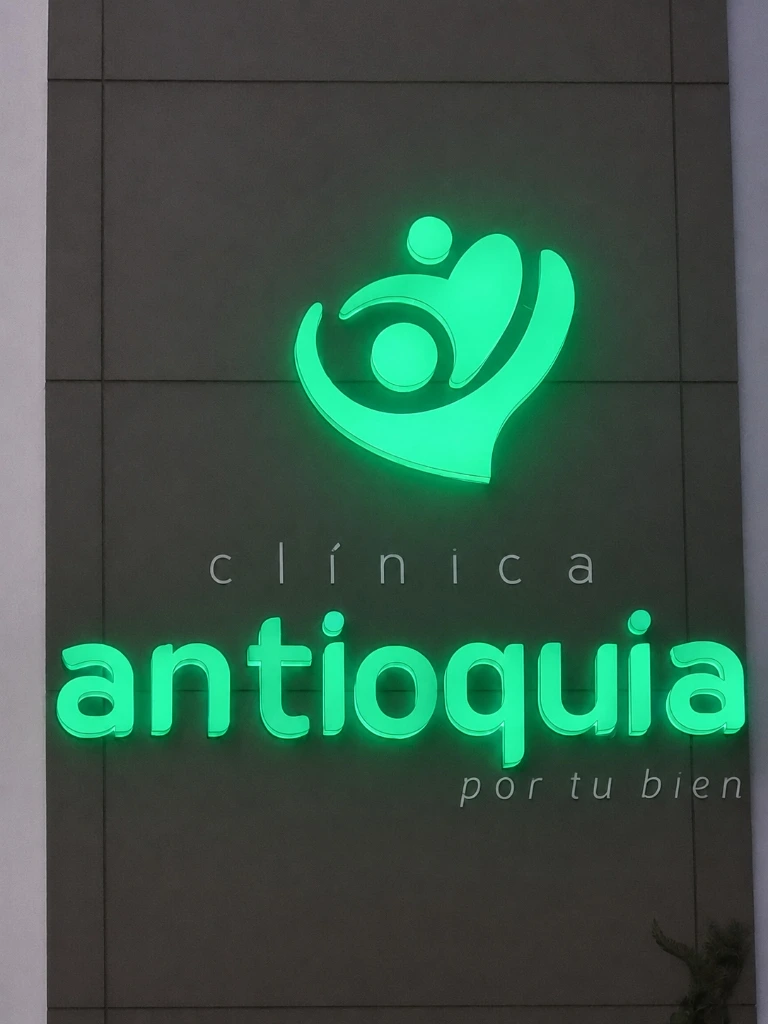 Aviso luminoso institucional de Clínica Antioquia