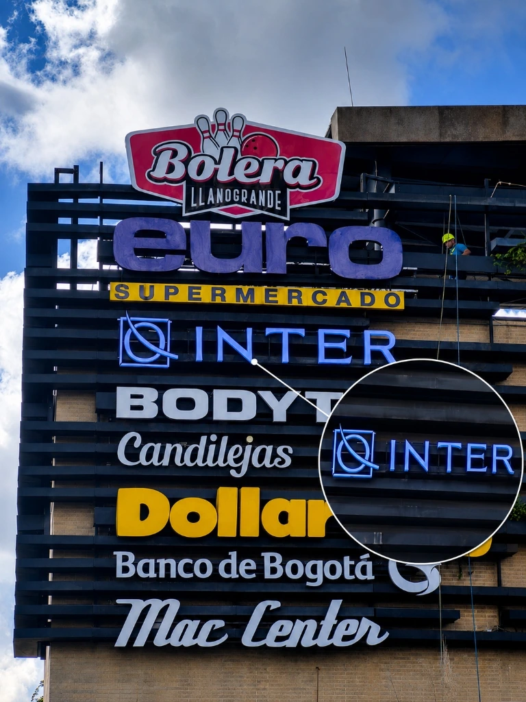 Aviso luminoso INTER en directorio comercial de fachada