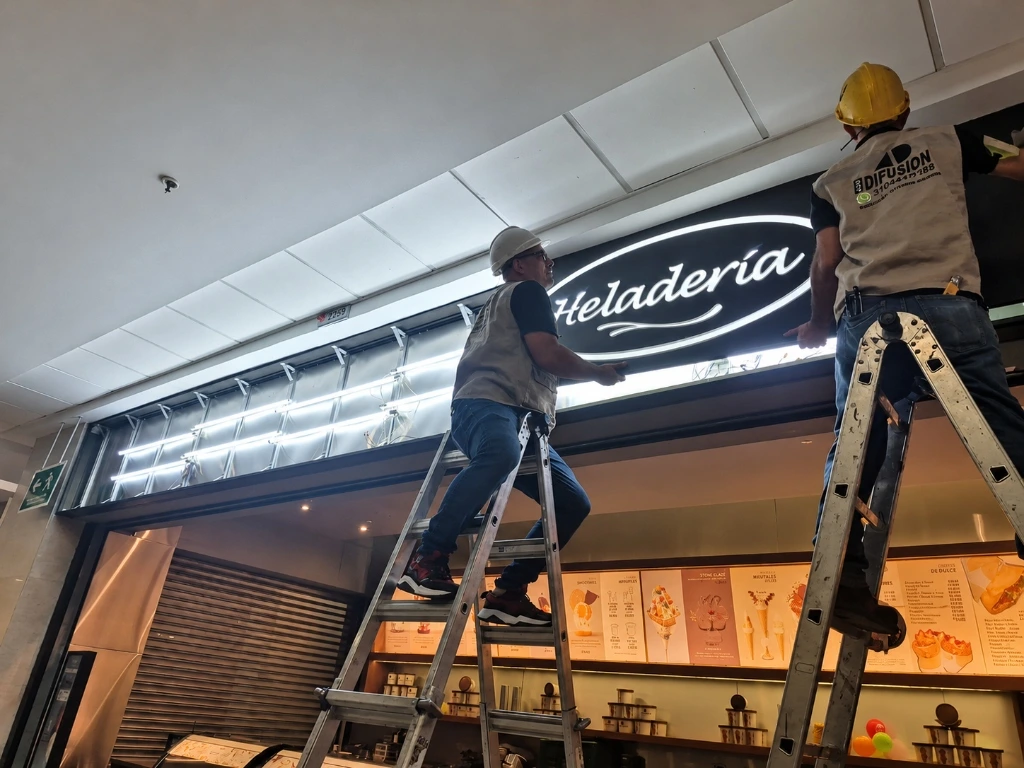 Técnicos de Alta Difusión realizando mantenimiento e instalación de aviso luminoso