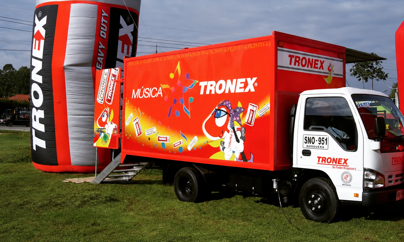 Camión promocional de Tronex con aplicación integral de branding vehicular